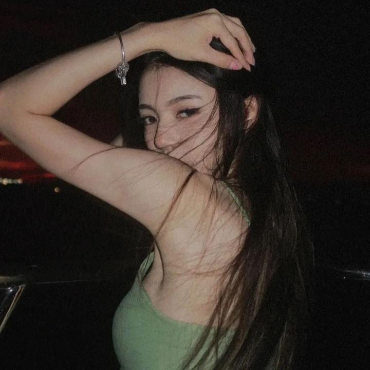 橙色女孩